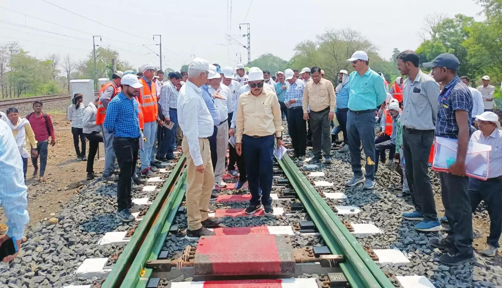 जबलपुर : कमिश्नर रेलवे सेफ्टी ने दो दिनों में 25 किलोमीटर रेलखण्ड का किया संरक्षा निरीक्षण