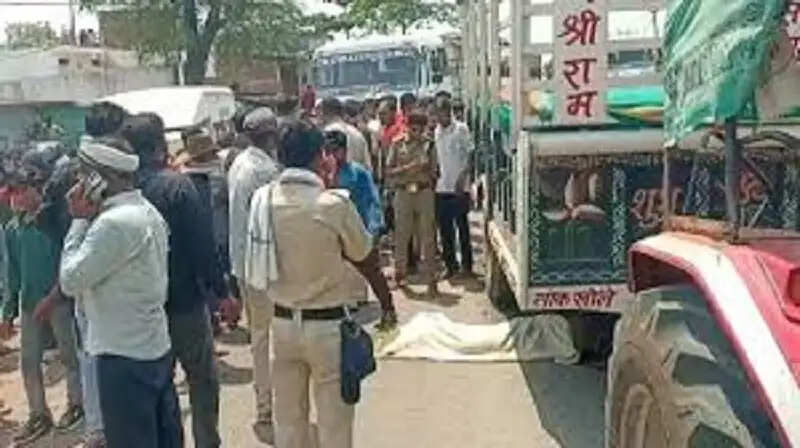 नरसिंहपुर:&nbsp;रेत खाली कर लौट रहे ट्रैक्टर ने बाइक सवार को मारी टक्कर, युवक की मौत, ग्रामीणों ने किया चक्काजाम