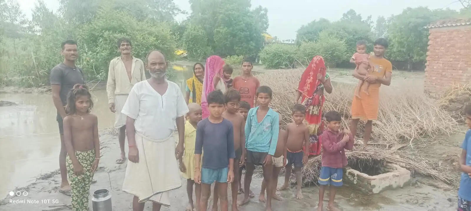 फर्रुखाबाद: जलस्तर घटते ही गंगा ने दिखाया रौद्र रूप,नदी किनारे कटान से कई झोपड़ियां पानी में समाईं, मकानों पर मंडरा रहा खतरा
