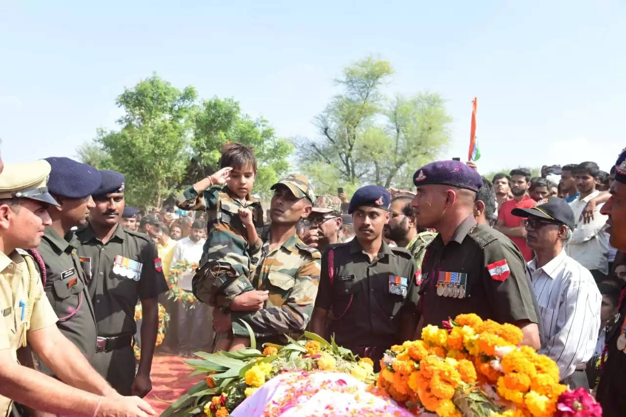 सिक्किम में आई बाढ़ में बहे शहीद हनुमान को पांच साल के बेटे ने दी मुखाग्नि, राजकीय सम्मान के साथ किया अंतिम संस्कार