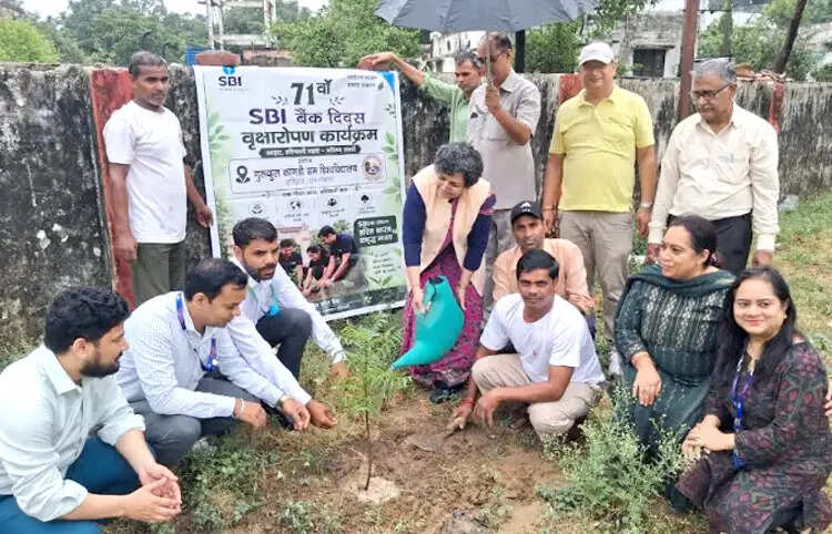 एसबीआई ने 71वां बैंक-डे पौधरोपण के साथ मनाया, गुरुकुल कांगड़ी परिसर में लगाए पौधे