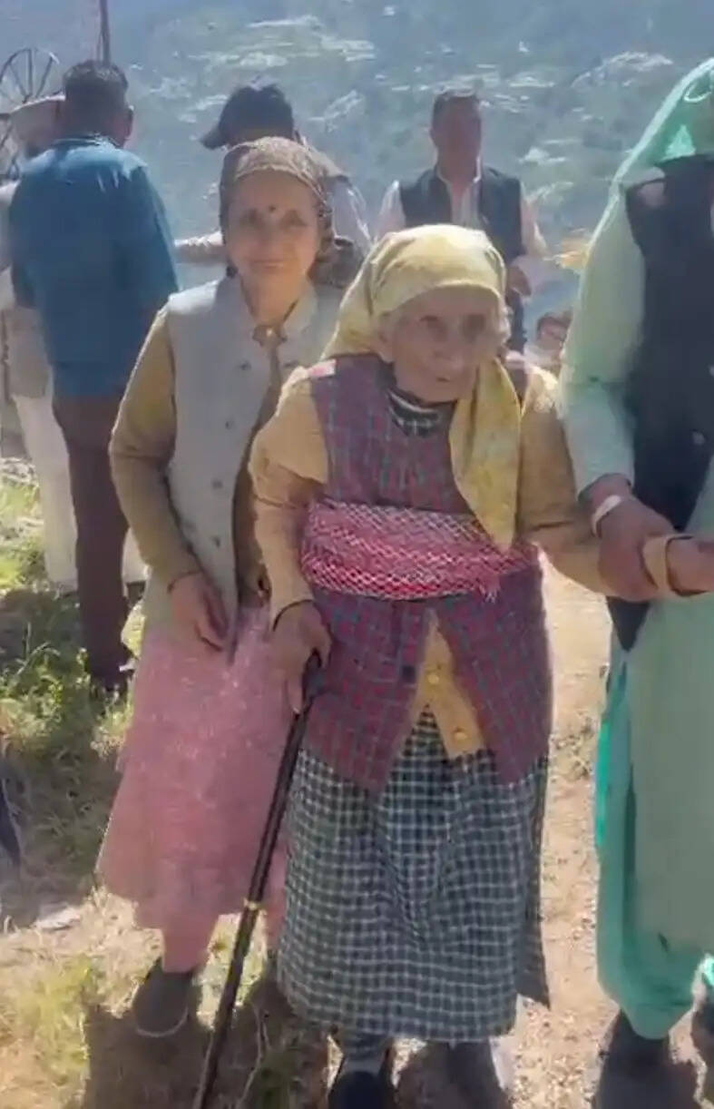 हिमाचल पंचायत चुनाव : नौतपा की तपिश में भी नहीं डिगा हौसला, 103 साल की बुज़ुर्ग महिला समेत उम्रदराज मतदाता पहुंचे वोट डालने