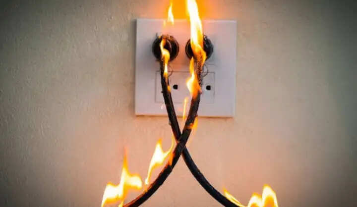 रायबरेली में शॉर्ट सर्किट से लगी आग से झुलसे दम्पति की मौत