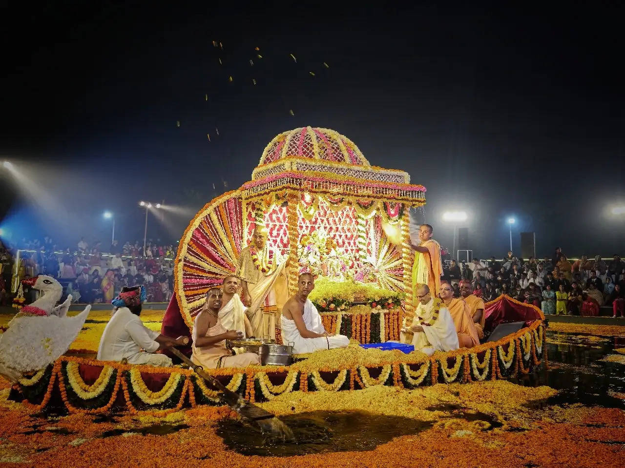 चंद्रोदय मंदिर में त्रिदिवसीय कार्तिक उत्सव का अंतर्वेदी नौका विहार के साथ भव्य रंगारंग शुभारंभ