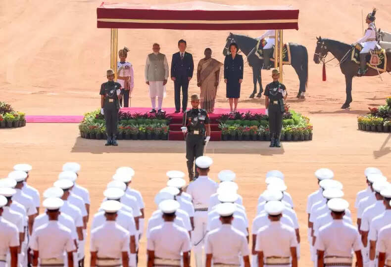 दक्षिण कोरिया के राष्ट्रपति ली का राष्ट्रपति भवन में स्वागत, राजघाट में महात्मा गांधी को दी श्रद्धांजलि