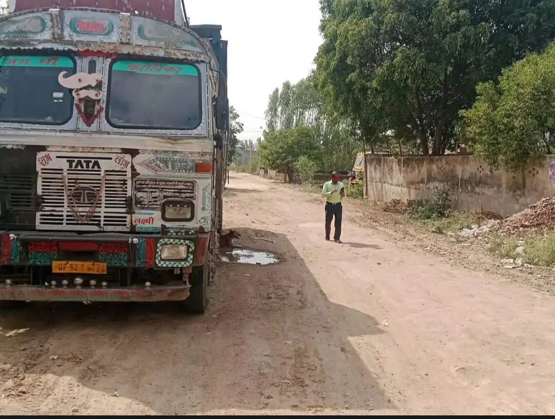 औरैया में अवैध परिवहन करते दो वाहन सीज, एक लाख रुपये जुर्माना भी लगा