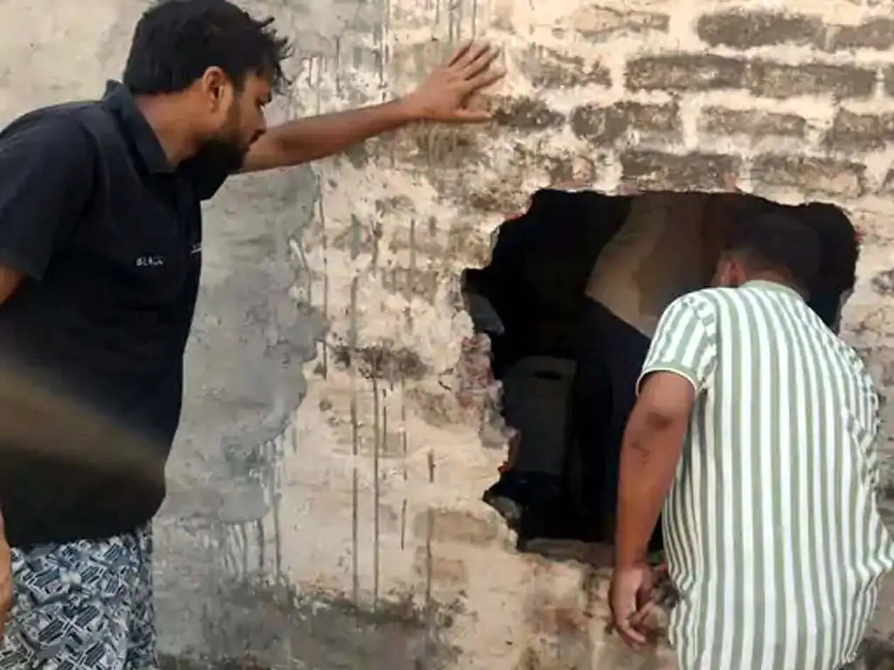 हांसी में किराना दुकान के स्टोर में लगी आग, हजारों का सामान जला