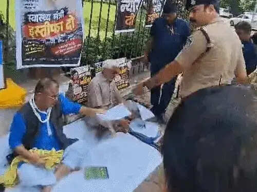 भोपाल&nbsp;में&nbsp;मंत्रालय के सामने धरने पर बैठे कांग्रेस विधायक&nbsp;को पुलिस ने हटाया,&nbsp;रीवा में प्रसूता की मौत पर&nbsp;स्वास्थ्य मंत्री&nbsp;&nbsp;से मांगा इस्तीफा