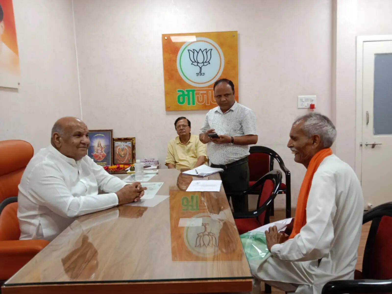 भाजपा प्रदेश कार्यालय में कैबिनेट मंत्री वर्मा ने कार्यकर्ताओं से की मुलाकात, जनसमस्याओं के त्वरित निराकरण के दिए निर्देश