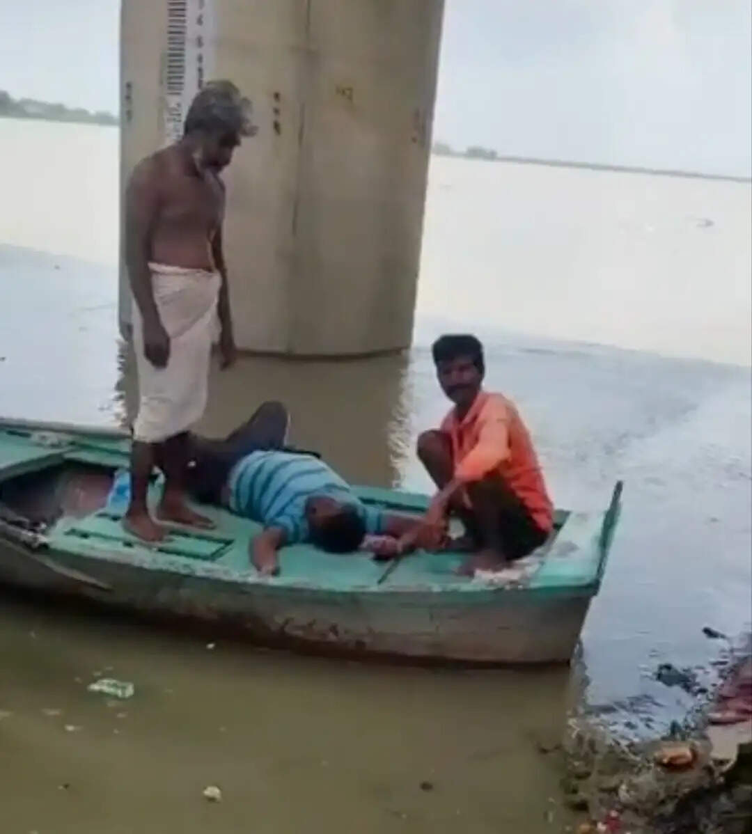 गंगापुल पर आधे घंटे के भीतर युवक और महिला ने लगाई छलांग, नाविकों ने बचाया