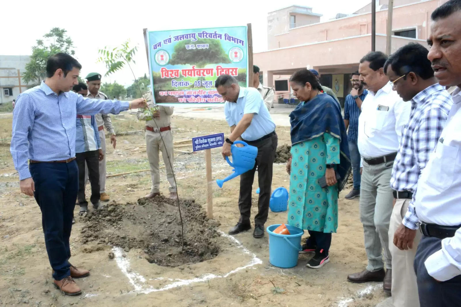 हम सब मिलकर लगाएं पौधे, पर्यावरण का संरक्षण एवं संवर्धन सभी का दायित्व : कलेक्टर