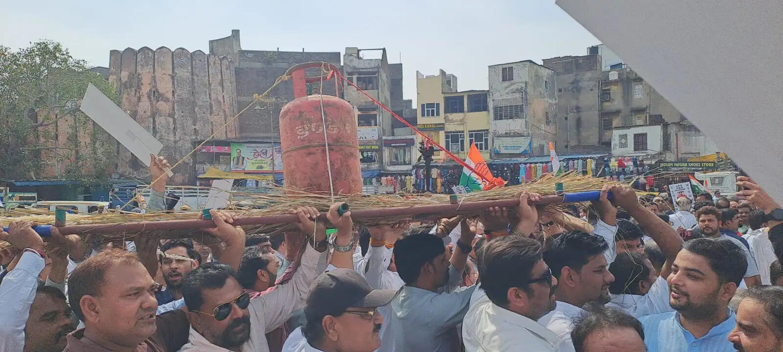 गैस किल्लत और बढ़ती कीमतों के खिलाफ कांग्रेस का अनोखा प्रदर्शन