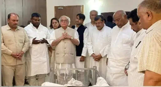 पूर्व केंद्रीय मंत्री व कांग्रेस नेता मोहसिना किदवई सुपुर्दे खाक, राहुल गांधी ने कब्रिस्तान पहुंचकर दी श्रद्धांजलि