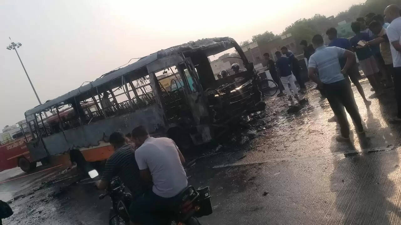 चलती अनुबंधित बस में लगी आग, यात्रियों ने खिड़की से कूदकर बचाई जान