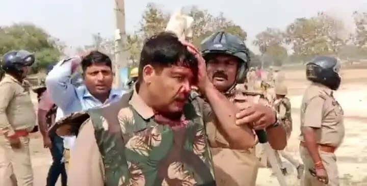 लखनऊ: सरकारी जमीन से बाबा साहेब भीमराव अम्बेडकर की मूर्ति हटवाने गये पुलिसकर्मियों पर पथराव