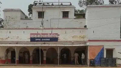 बस की टक्कर से कार सवार तीन लोगों की मौत, एक घायल