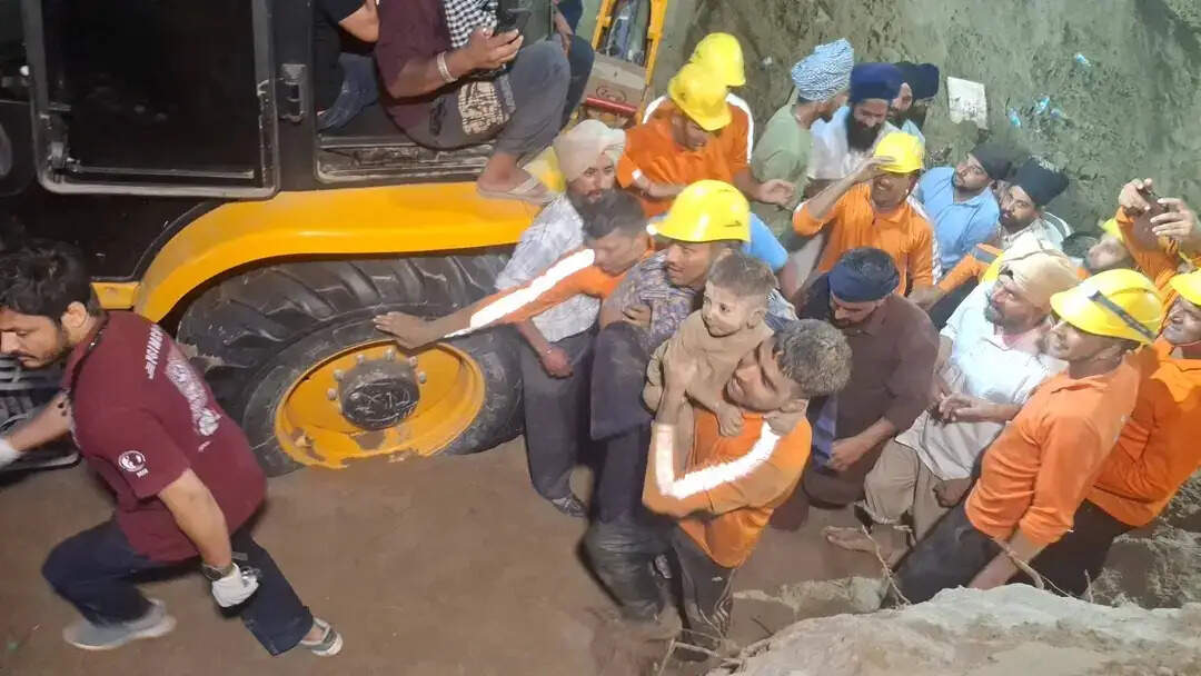 पंजाब: बोरवेल में गिरे बच्चे को नौ घंटे बाद सुरक्षित निकाला