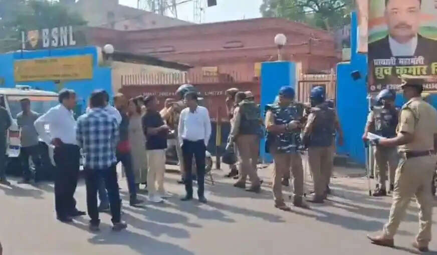 लखनऊ कचहरी के बाहर वकीलों के बने चैंबरों पर चला बुलडोजर, विरोध में सड़क पर उतरे अधिवक्ता