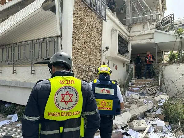 इजराइल के&nbsp;सैन्य और औद्योगिक केंद्रों पर ईरान ने दागे बैलिस्टिक मिसाइल और ड्रोन