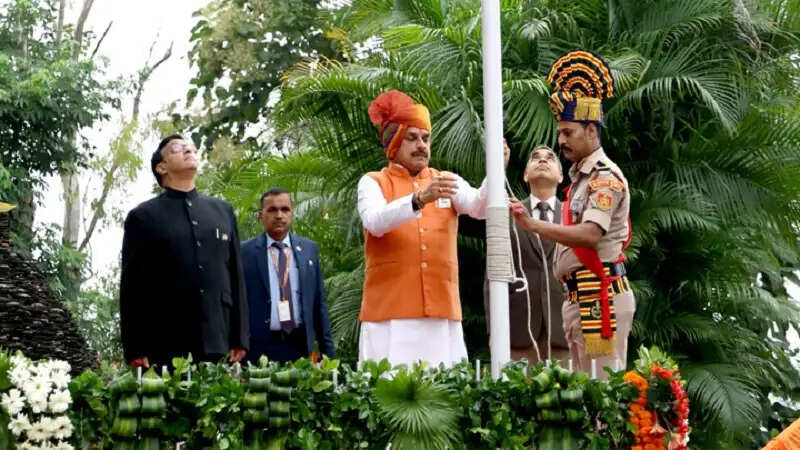 मप्रः मुख्यमंत्री डॉ. यादव ने स्वतंत्रता दिवस पर अपने निवास में किया ध्वजारोहण