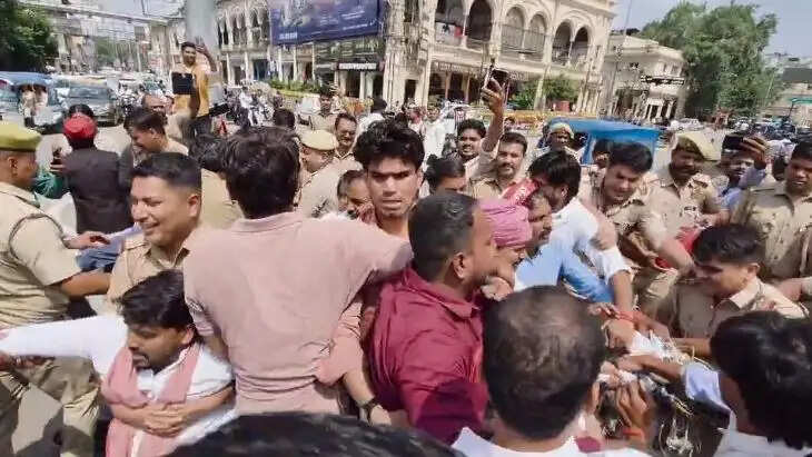 लखनऊ में सपा कार्यकर्ताओं ने मुख्य चुनाव आयुक्त को बर्खास्त करने की मांग काे लेकर किया प्रदर्शन, हिरासत में लिये गये