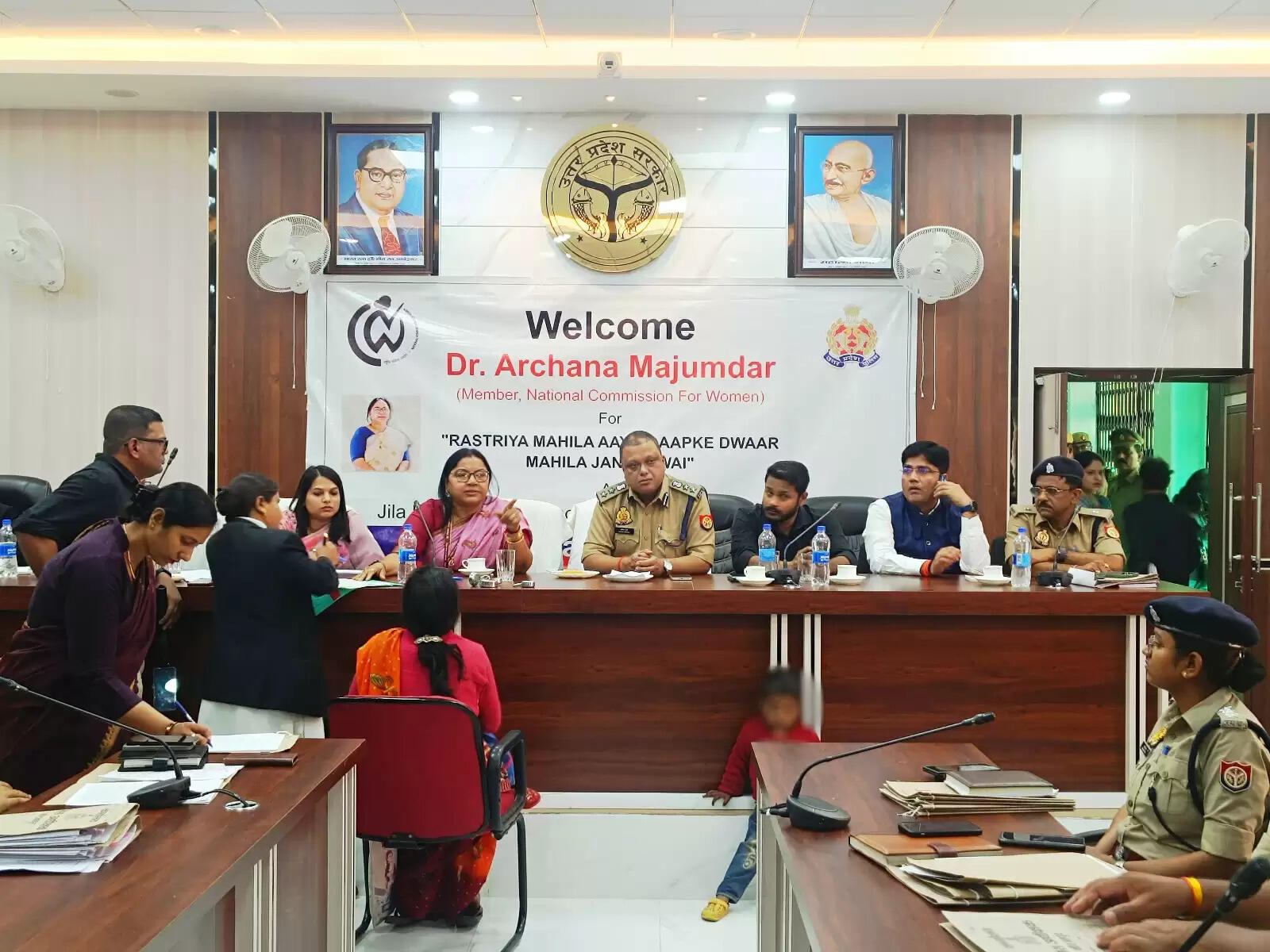 महिला आयोग की सदस्य अर्चना मजूमदार ने की जनसुनवाई, पीड़ित महिलाओं को मिला न्याय का भरोसा