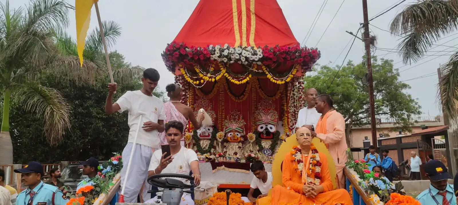 रथ यात्रा: मौसी के घर से अपने घर पहुंचे भगवान जगन्नाथ, रथ को खीचने लगी रहीं होड़