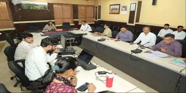 शिकायत अटेण्ड किए बगैर आगे बढ़ी तो संबंधित अधिकारी का कटेगा वेतन : कलेक्टर