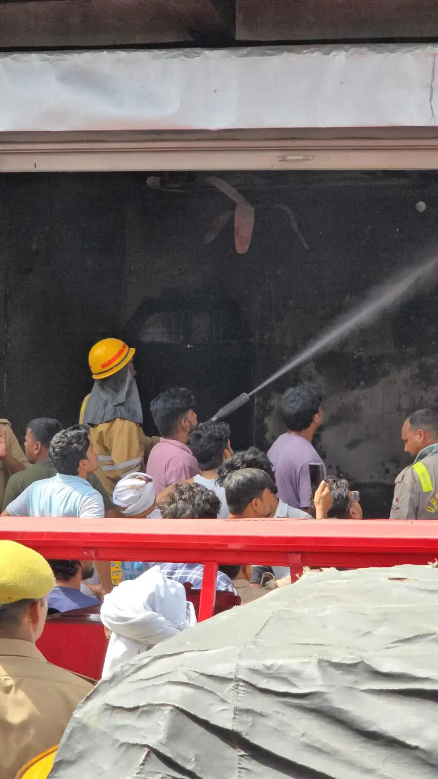 भीषण आग लगने से लाखों का नुकसान
