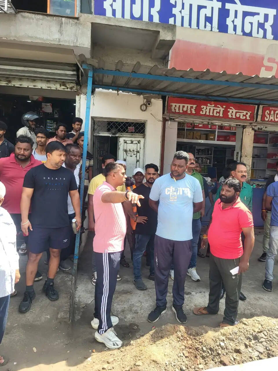 शहर को स्वच्छ बनाने खुद मैदान में उतरे सीईओ, लाेगाें से की सफाई की अपील