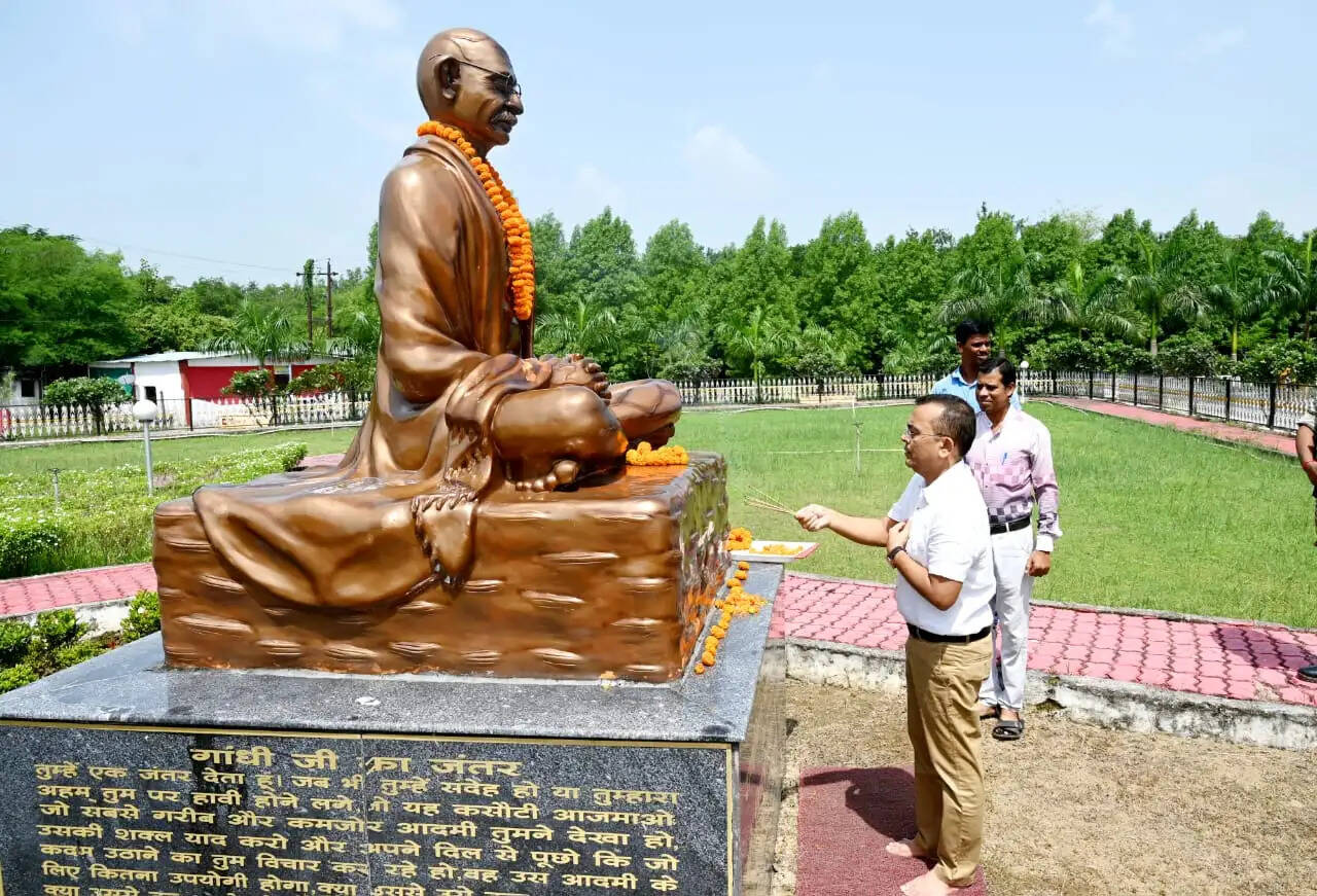 राष्ट्रपिता महात्मा गांधी की जयंती पर कलेक्टर श्री महोबे ने किया नमन