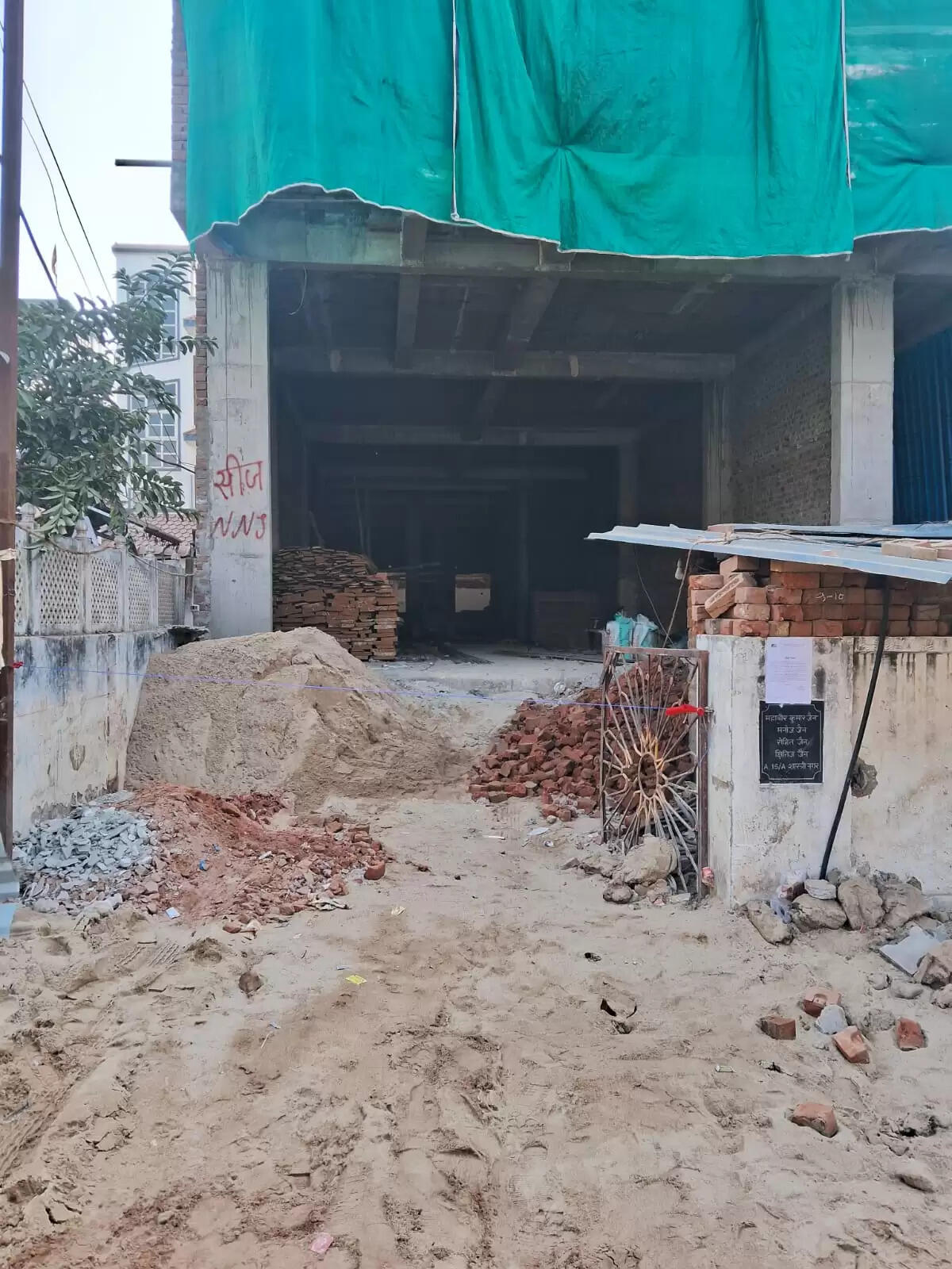 नियम तोड़ने वालों पर निगम का शिकंजा: किशनपोल जोन में चार अवैध निर्माण सीज