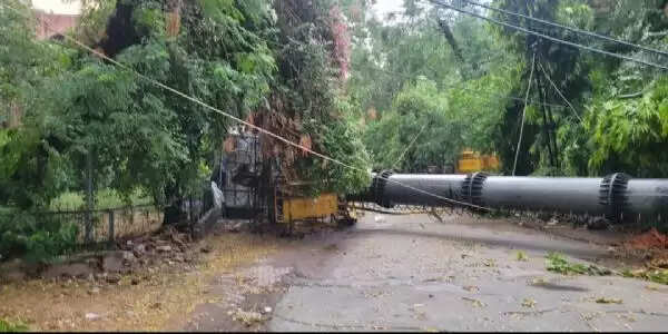 सफदरजंग एन्क्लेव में आंधी में सौ फीट का मोबाइल टावर गिरा, आआपा ने साधा निशाना