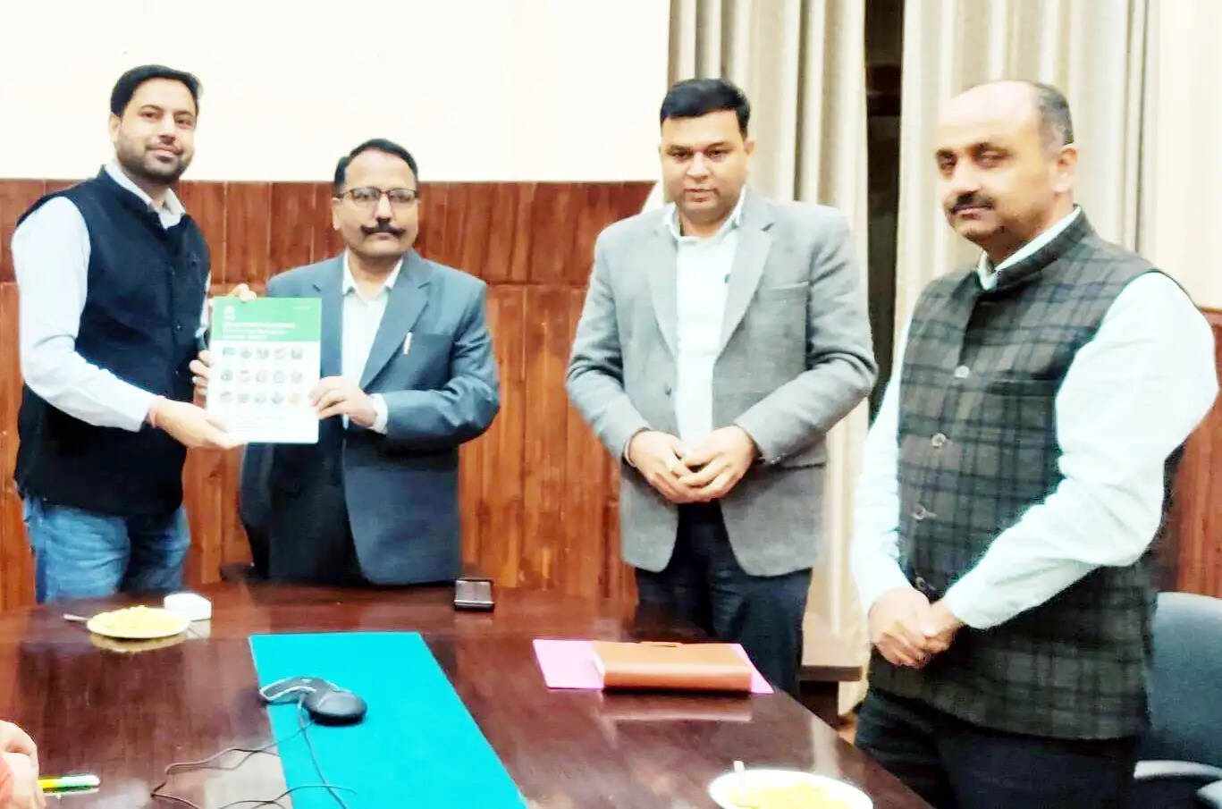 नाबार्ड की कृषि इकाई लागत पुस्तिका 2026-27 का जिलाधिकारी ने किया विमोचन