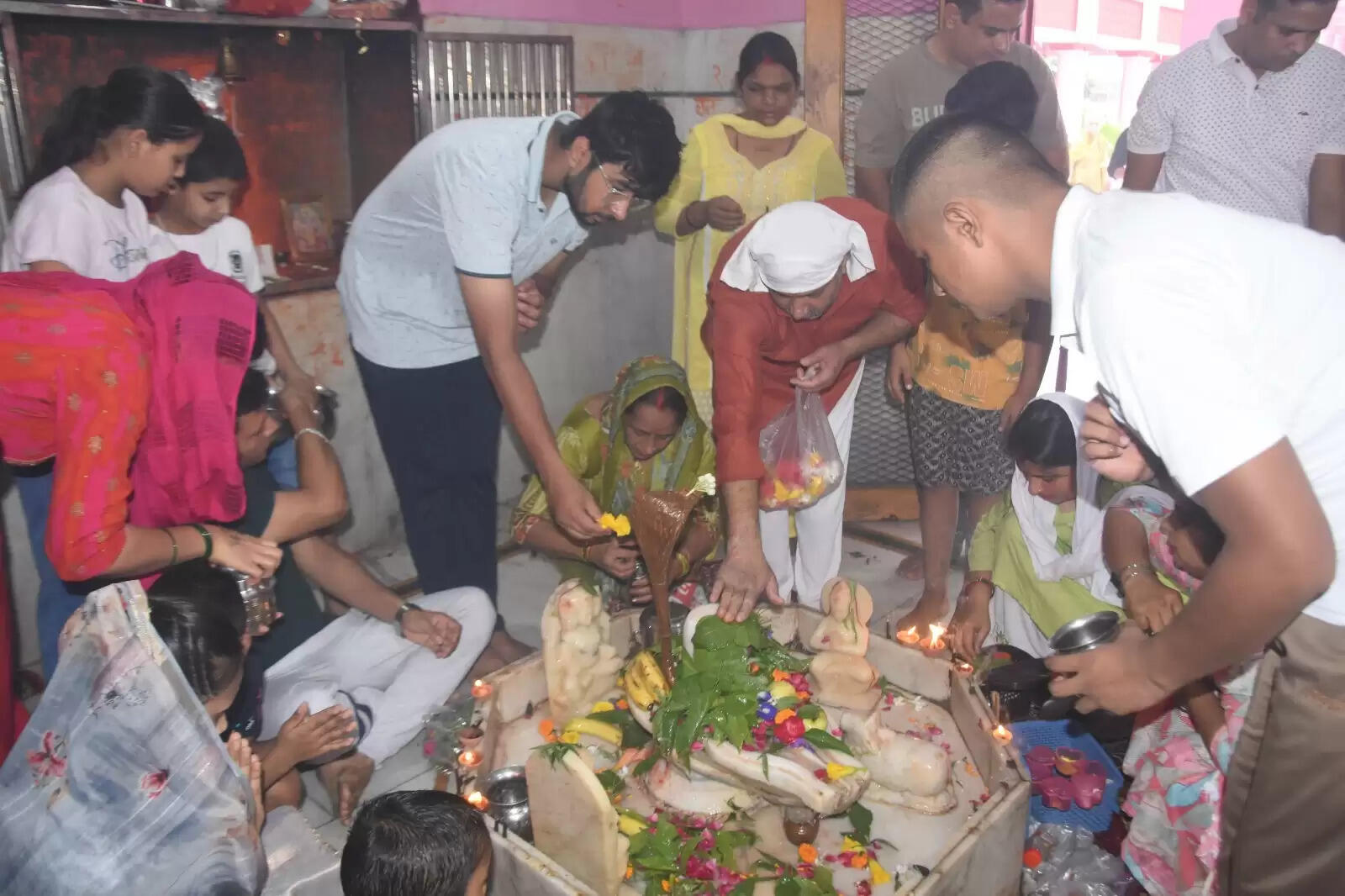 सावन के तीसरे सोमवार को हर-हर महादेव के जयकारों से गूंजे शिवालय