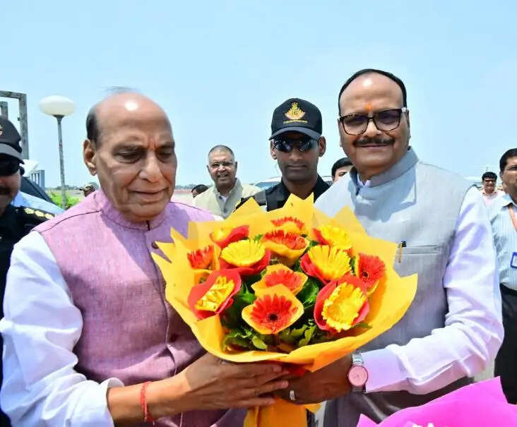 राजनाथ सिंह पहुँचे लखनऊ, स्व० अशोक मोतियानी के परिजनों को बंधाया ढांढस