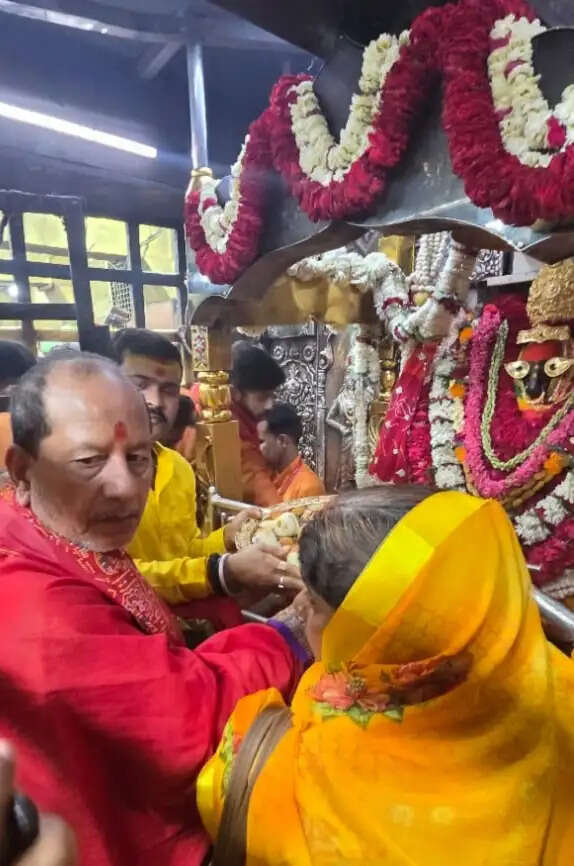 बिहार के उपमुख्यमंत्री ने सपत्नी मां विंध्यवासिनी का किया दर्शन-पूजन