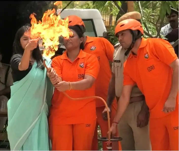 आपदा प्रबंधन की बारीकियां सीख रहे भावी अफसर: एसडीआरएफ ने दिया लाइव रेस्क्यू प्रशिक्षण