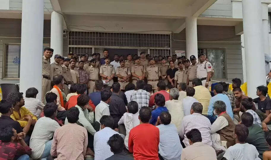 दमोह : 150 से अधिक गिरफ्तार, बसों में भरकर आरोपितों को न्यायालय ले गयी पुलिस