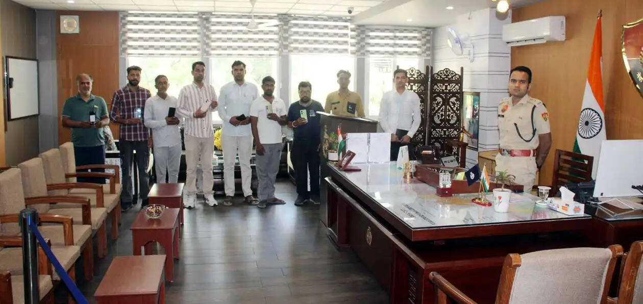 हिसार पुलिस ने 10 गुमशुदा मोबाइल फोन असली मालिकों को लौटाए