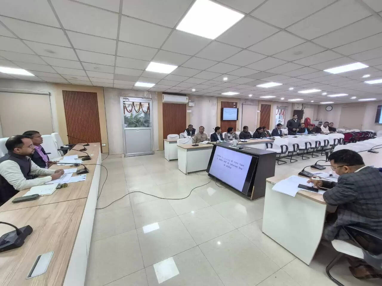 जिलाधिकारी ने दी चेतावनी कहा राजस्व कार्यों में कोताही पर नपेंगे कर्मी