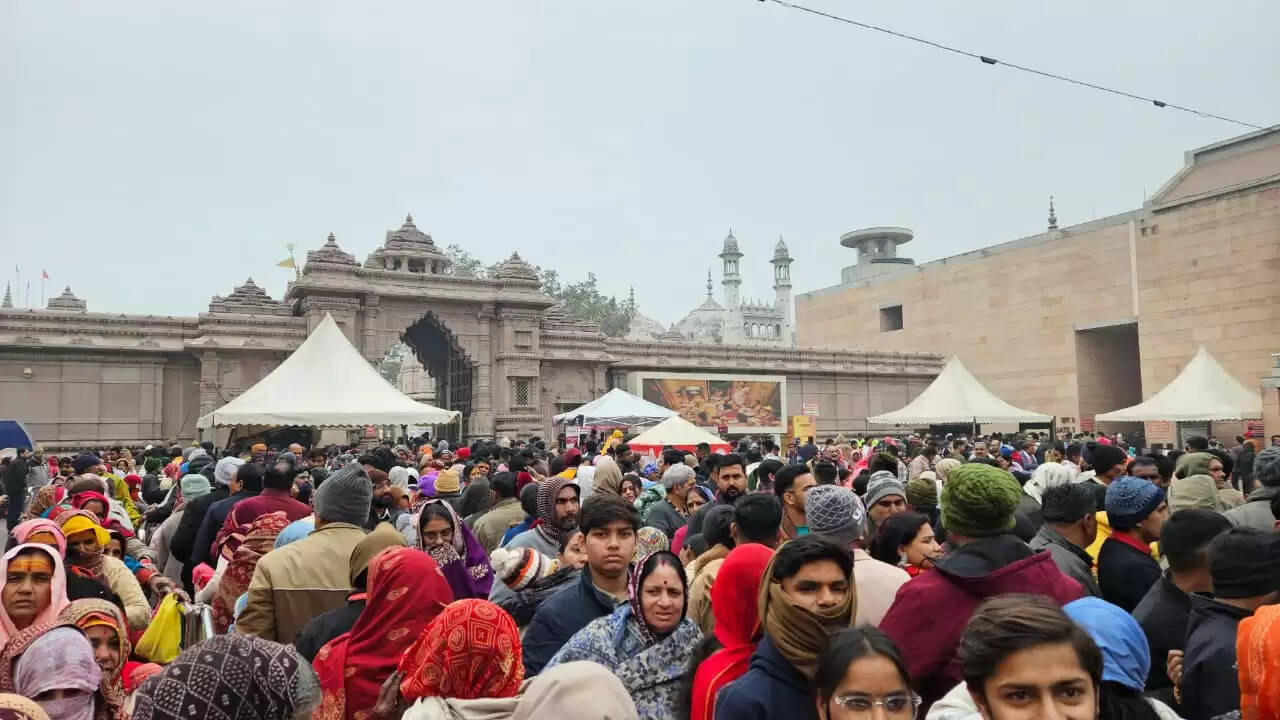 नए साल में अपने आराध्य देव के दर्शन करने भक्तों की उमड़ी भीड़, अयोध्या, वाराणसी और मथुरा में लगीं लंबी लाइनें