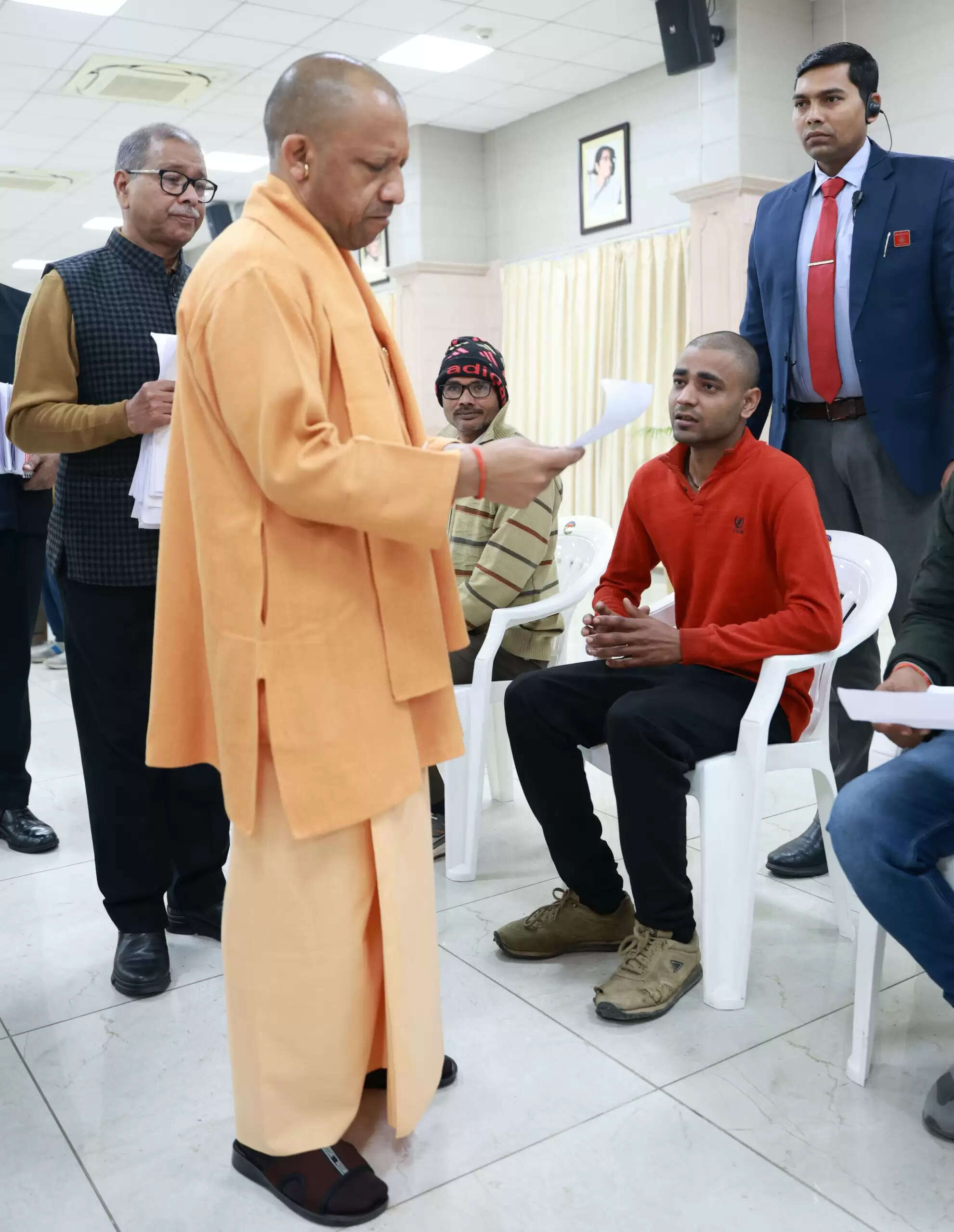 मुख्यमंत्री योगी का प्रशासन काे निर्देश,सर्दी में फरियादियों के लिए रैनबसेरे में रुकने की कराएं व्यवस्था