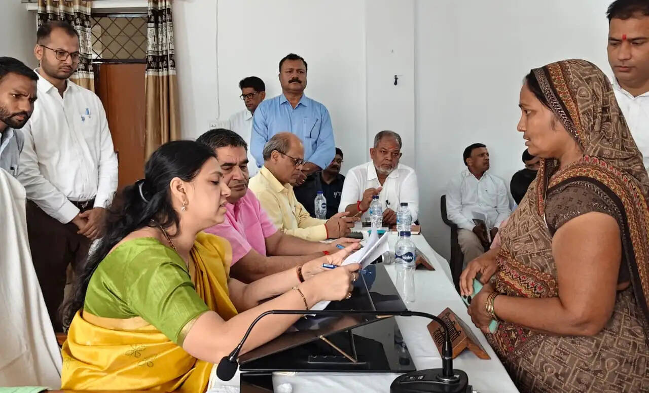 शिकायतों का गुणवत्तापूर्ण एवं समयबद्ध निस्तारण किया जाये सुनिश्चित : जिलाधिकारी