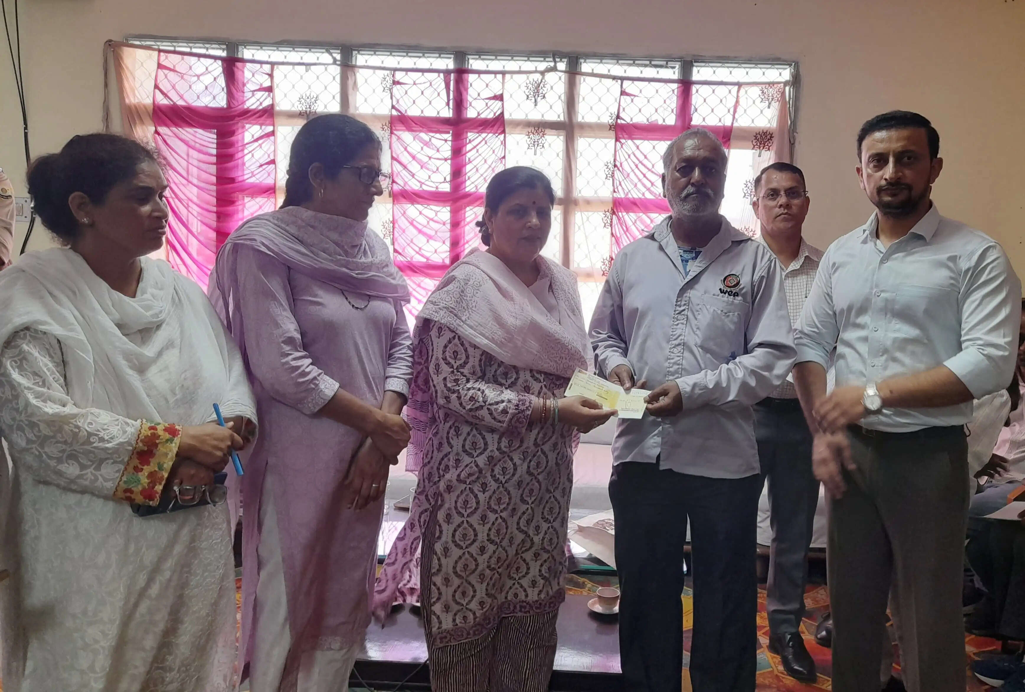 विधायक कमलेश ठाकुर ने 35 लाभार्थियों को 8.50 लाख रुपये के चेक वितरित किए