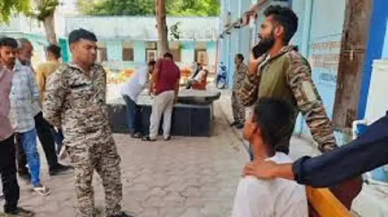 भिंड:&nbsp;पंडोखर सरकार से लौट रहे श्रद्धालु का&nbsp;तार से कटा गला