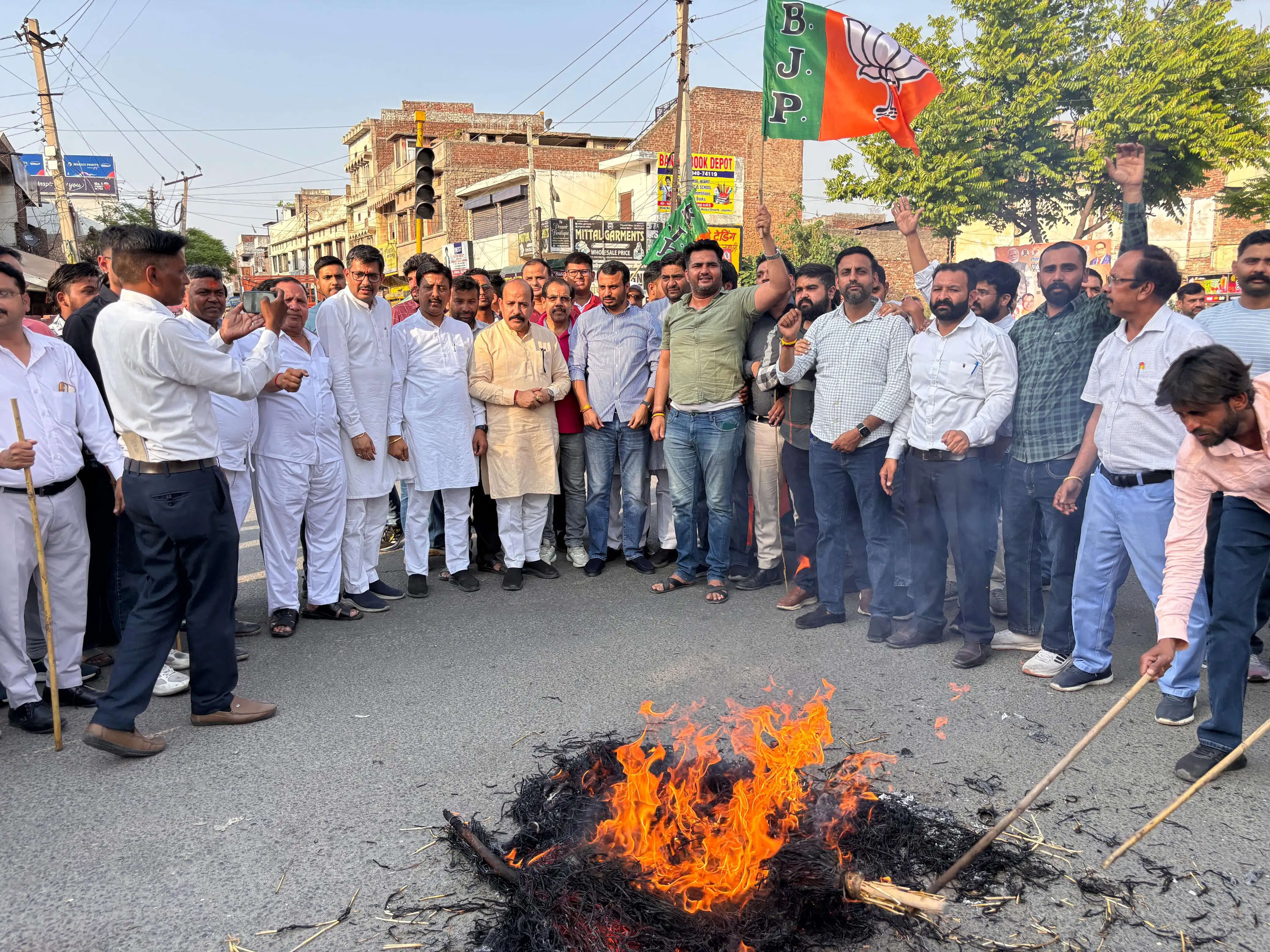 यमुनागर: भाजयुमो ने सोनिया व राहुल के फूंके पुतले, किया प्रदर्शन