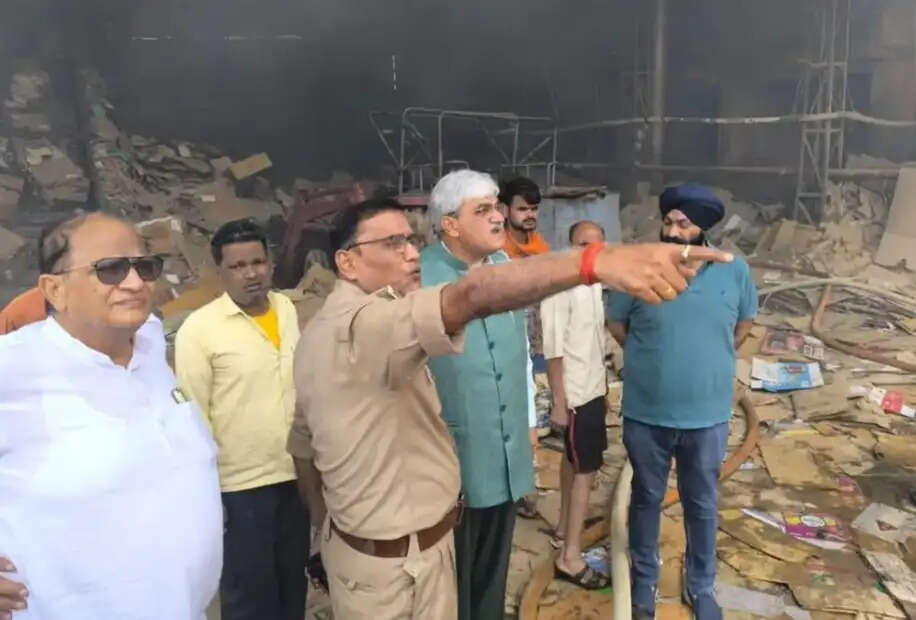 फिरोजाबाद में पेपर मिल में पुराने गत्तों में लगी आग, फायर बिग्रेड ने पाया काबू