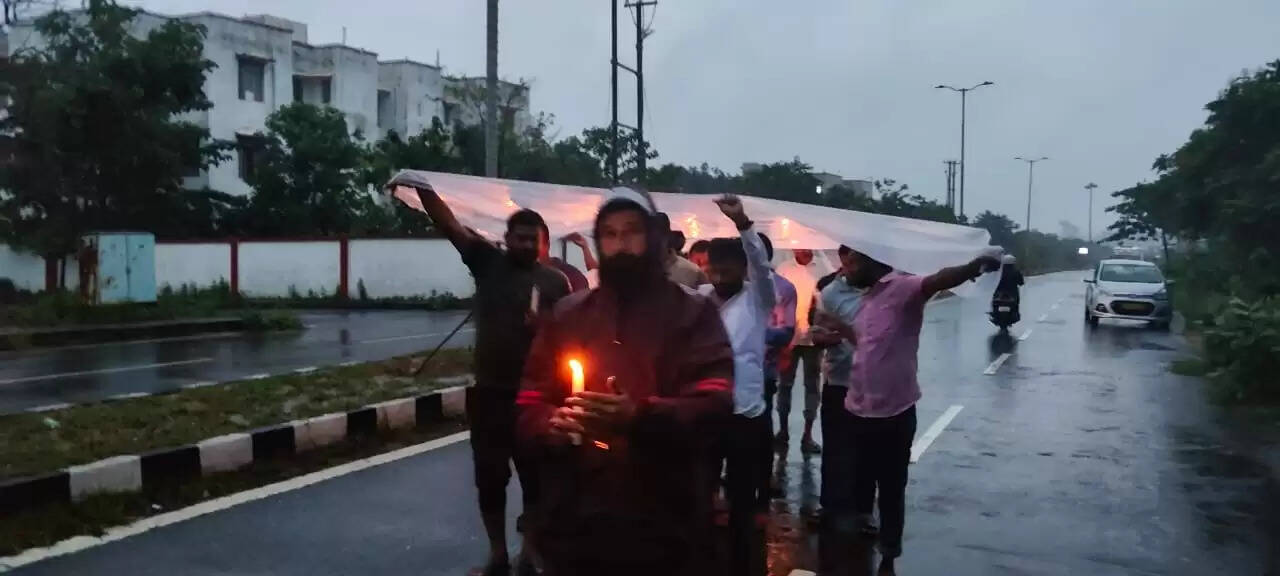 भारी बारिश में 108 एंबुलेंस कर्मचारियों ने निकाला कैंडल मार्च