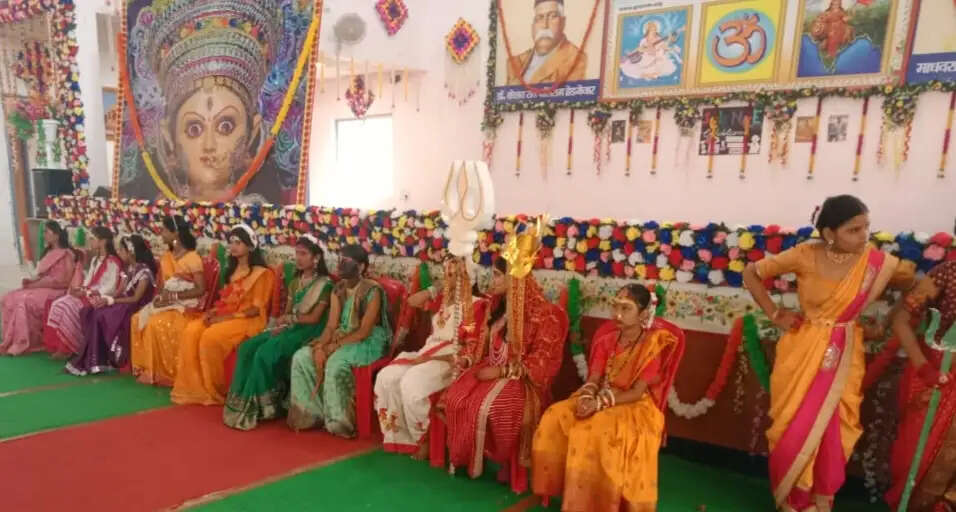 भागलपुर के सरस्वती विद्या मंदिर में डांडिया नृत्य का आयोजन, नवदुर्गा के रूपों की हुई आरती